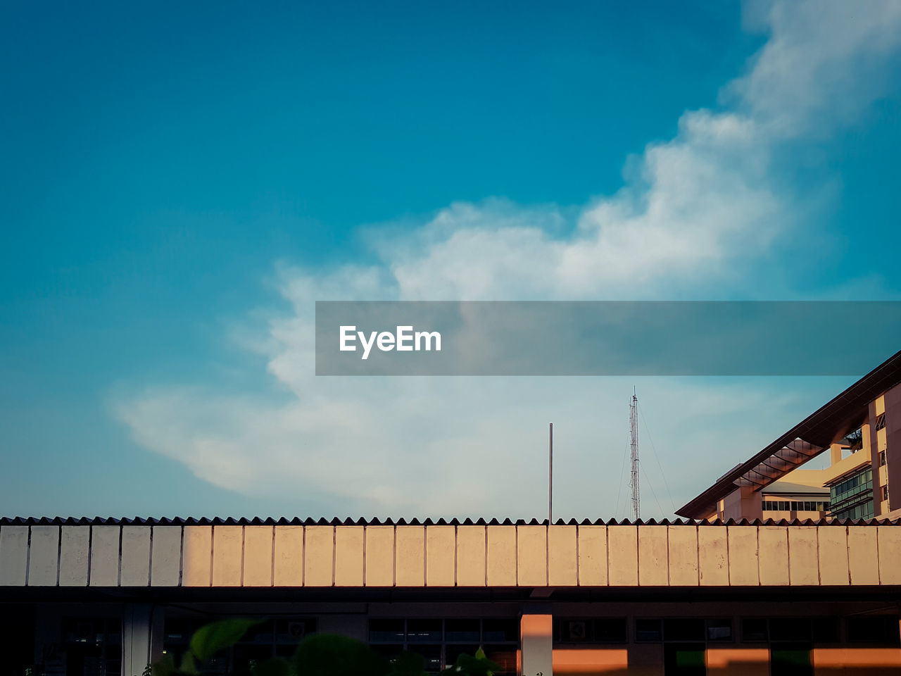 LOW ANGLE VIEW OF BUILDINGS AGAINST SKY