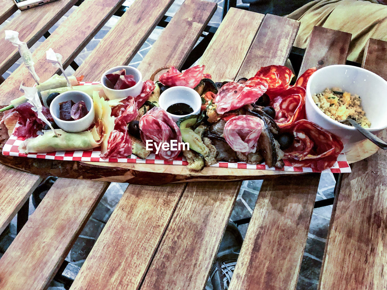 HIGH ANGLE VIEW OF FOOD IN PLATE ON TABLE