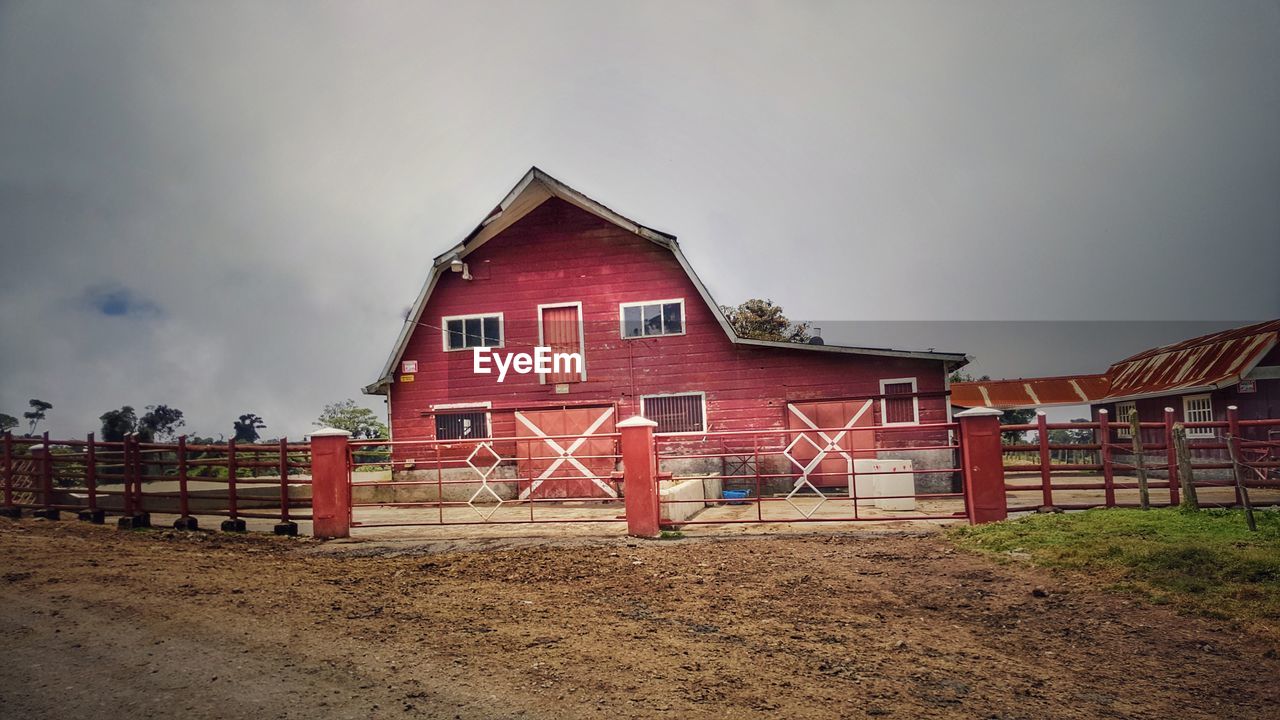 EXTERIOR OF HOUSE AGAINST SKY