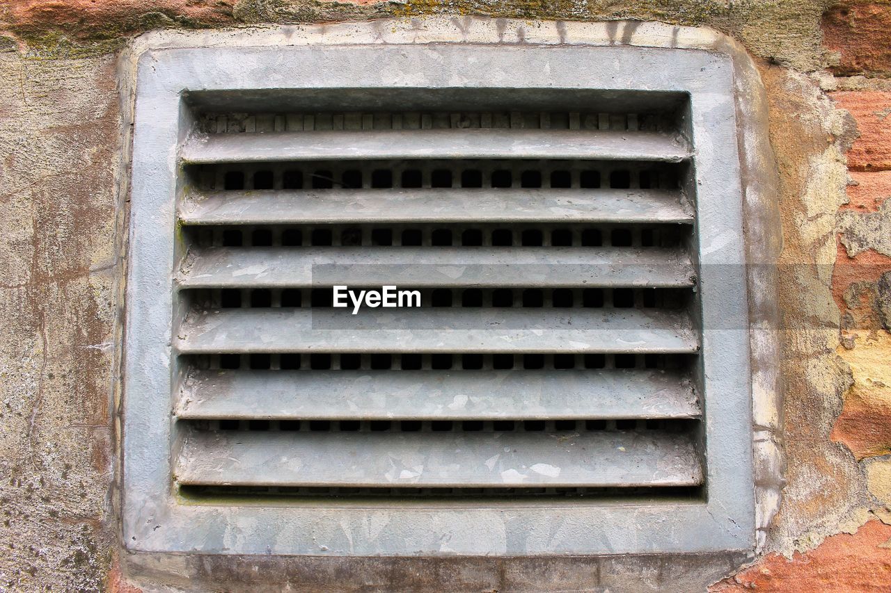 CLOSE-UP OF WINDOW