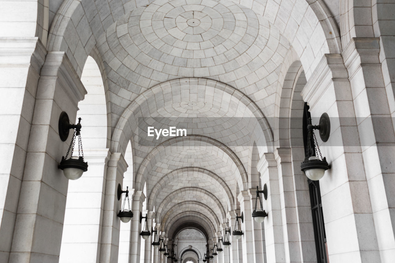 LOW ANGLE VIEW OF CEILING OF BUILDING