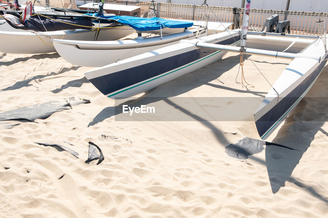 HIGH ANGLE VIEW OF BOATS MOORED AT BEACH