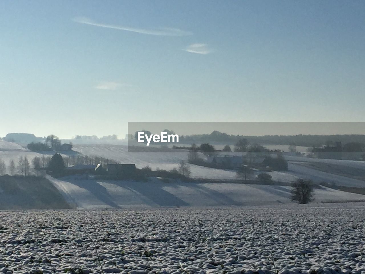 SCENIC VIEW OF SNOWY FIELD AGAINST CLEAR SKY DURING WINTER