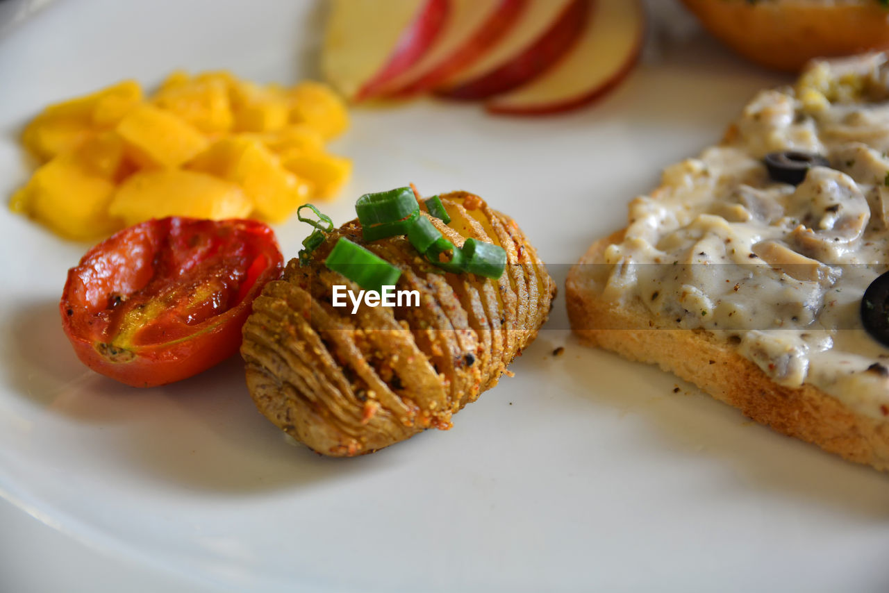 HIGH ANGLE VIEW OF BREAKFAST SERVED IN PLATE