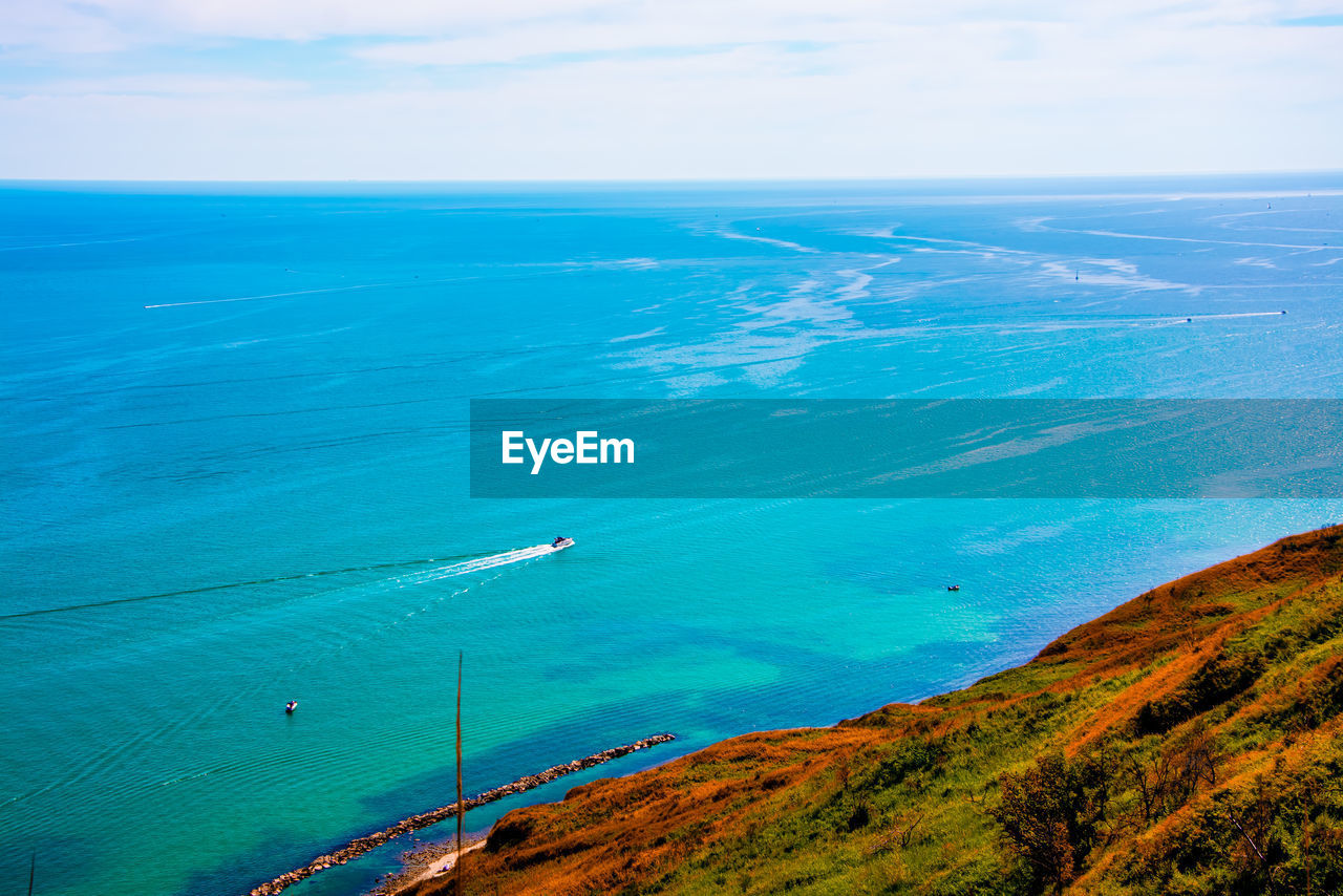 HIGH ANGLE VIEW OF BEACH AGAINST SKY