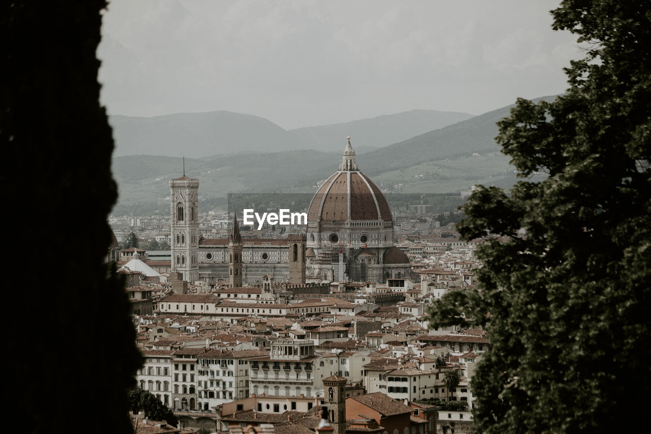 VIEW OF BUILDINGS IN CITY AT WATERFRONT