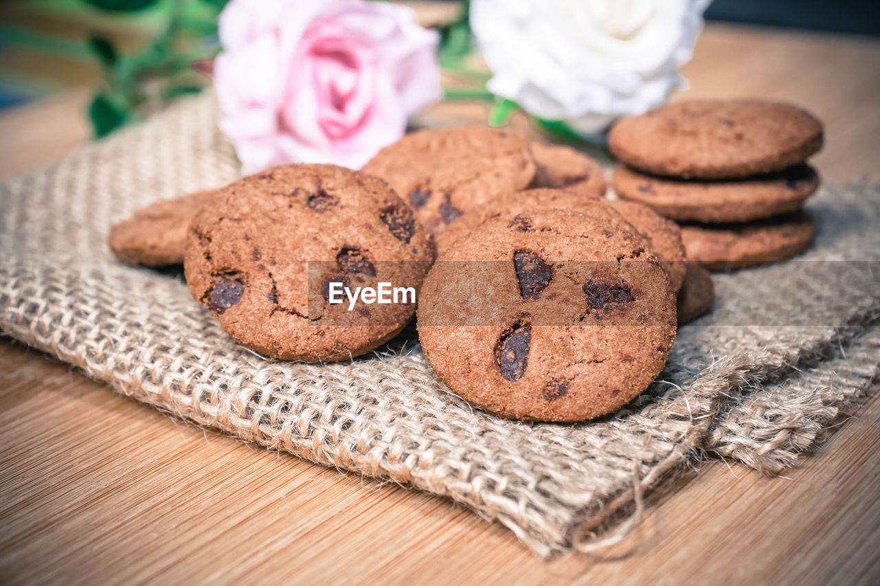 CLOSE-UP OF COOKIES IN PLATE