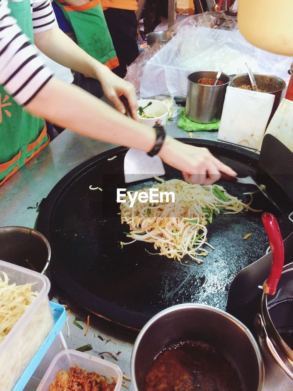 MIDSECTION OF PERSON PREPARING FOOD