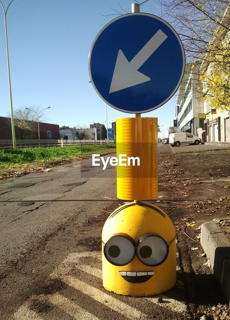 CLOSE-UP OF ROAD SIGN AGAINST BUILT STRUCTURE