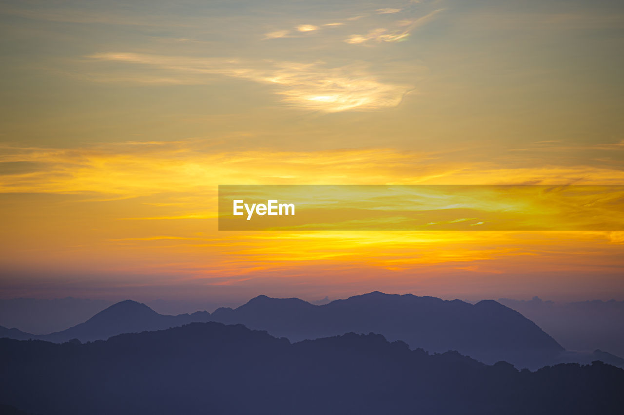 SCENIC VIEW OF SILHOUETTE MOUNTAINS AGAINST SKY DURING SUNSET