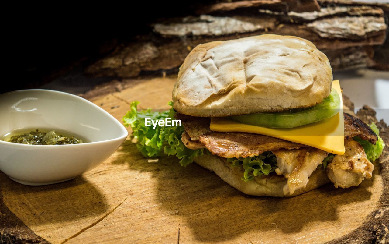 CLOSE-UP OF BURGER IN CONTAINER