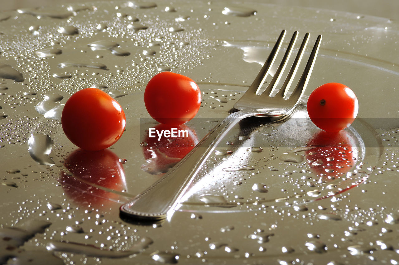 CLOSE-UP OF CHERRIES ON PLATE