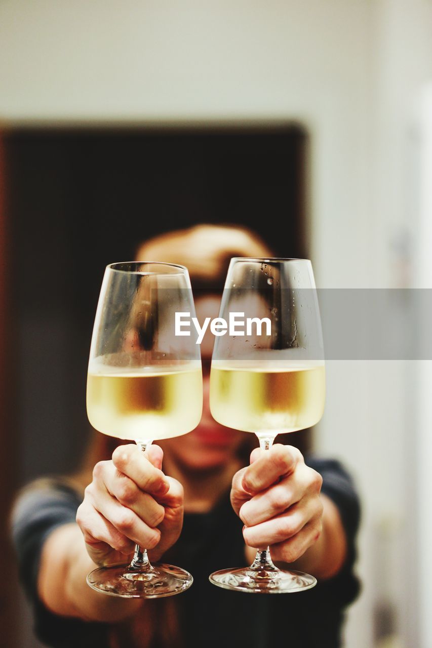 CLOSE-UP OF MAN HOLDING GLASS OF WINE