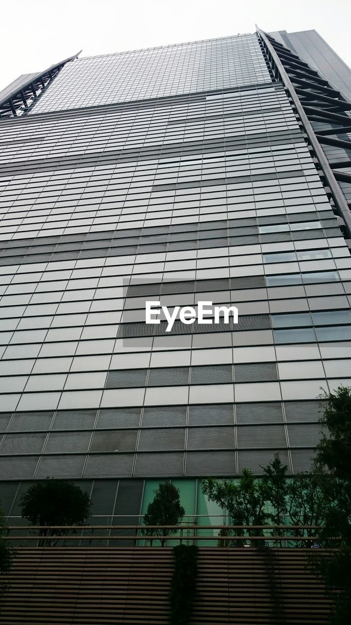 LOW ANGLE VIEW OF BUILT STRUCTURE AGAINST THE SKY