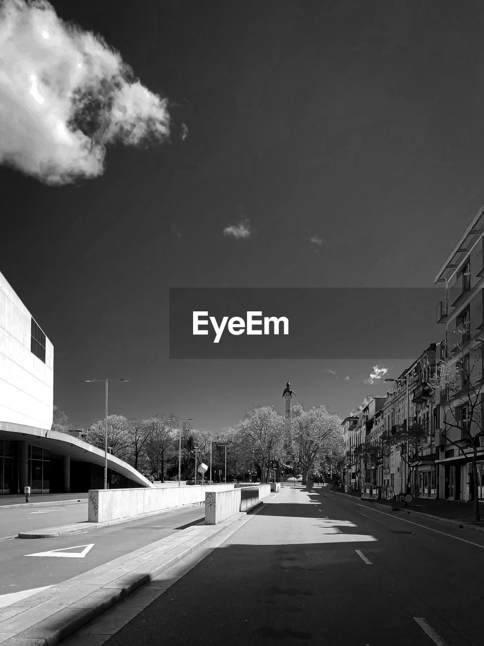 ROAD AMIDST BUILDINGS AGAINST SKY IN CITY