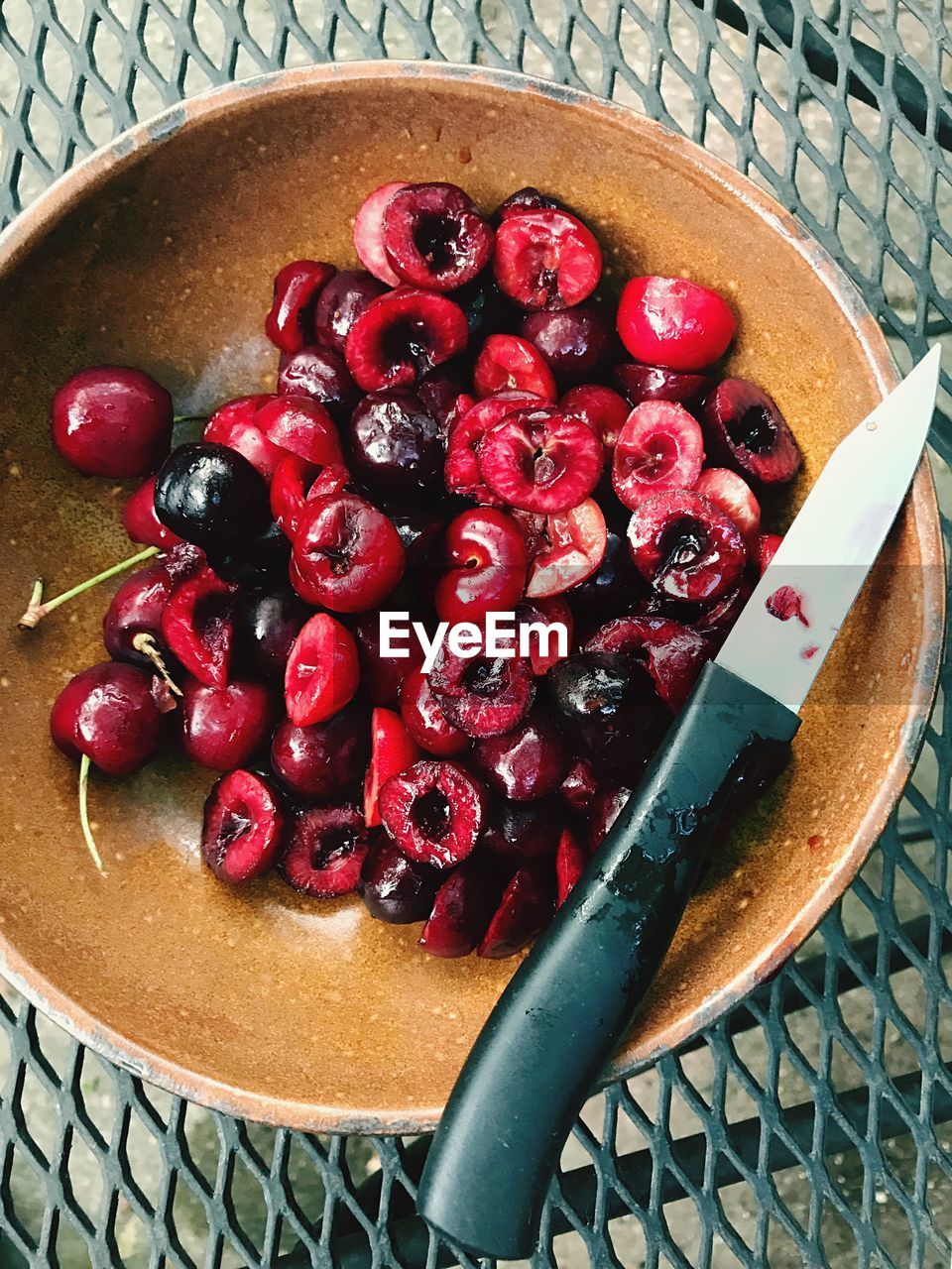 HIGH ANGLE VIEW OF STRAWBERRIES IN BOWL