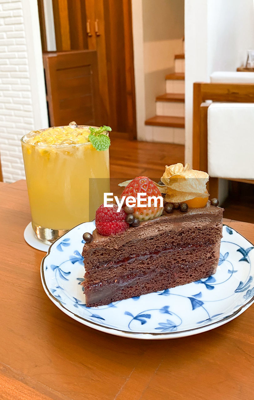 CLOSE-UP OF CHOCOLATE CAKE ON TABLE