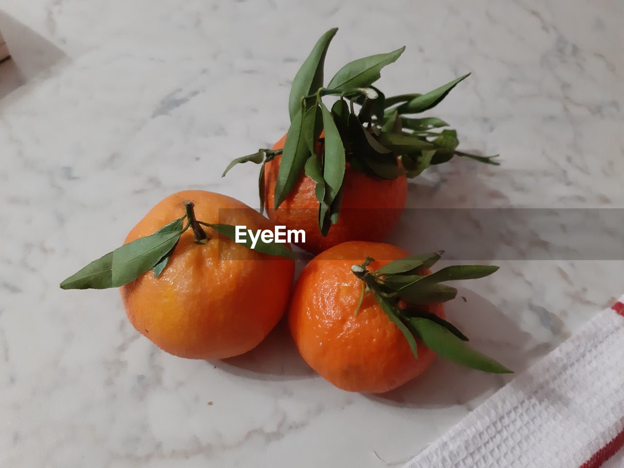 HIGH ANGLE VIEW OF FRUIT ON TABLE