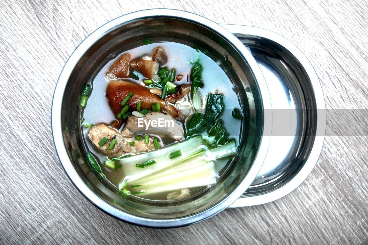 CLOSE-UP OF VEGETABLES IN BOWL