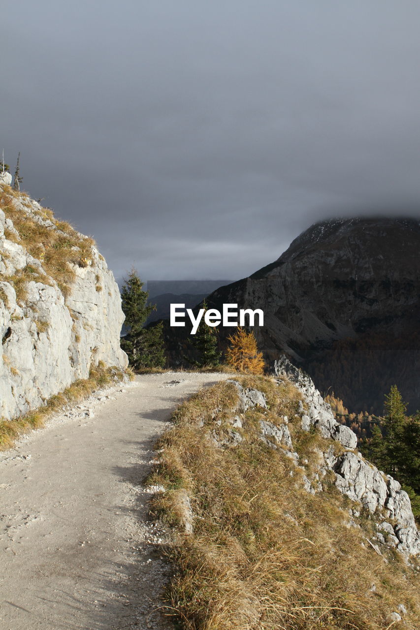 ROAD BY MOUNTAIN AGAINST SKY