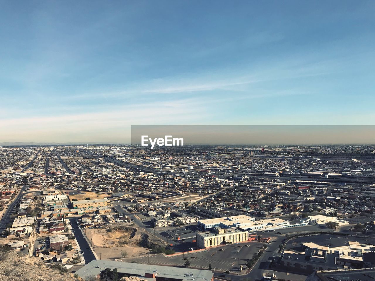 HIGH ANGLE VIEW OF CITY AT THE WATERFRONT