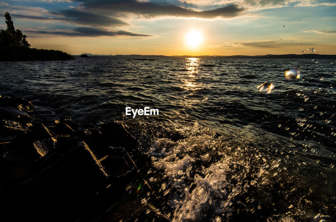 SCENIC VIEW OF SEA AGAINST SUNSET SKY