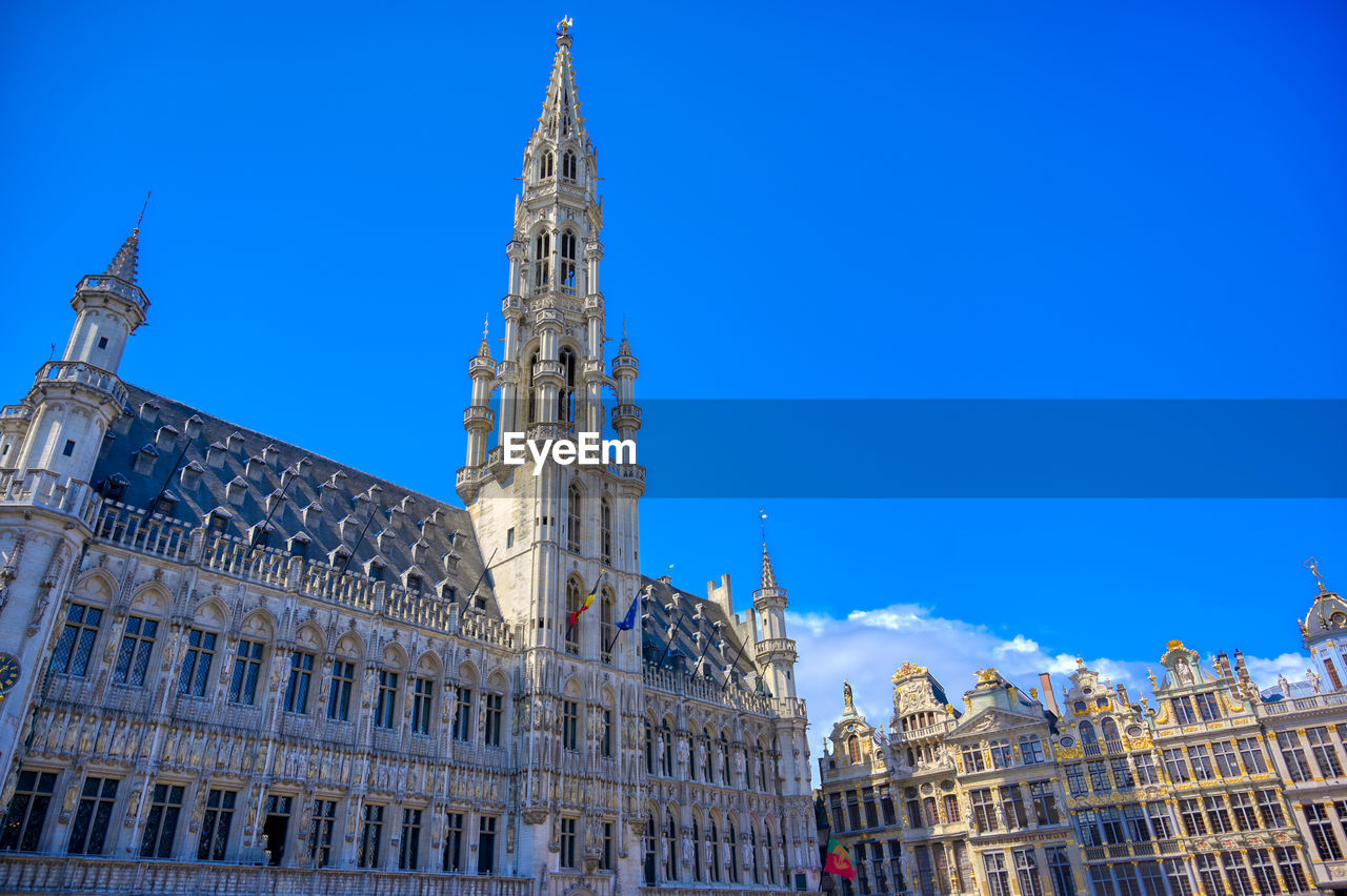 LOW ANGLE VIEW OF BUILDINGS AGAINST SKY