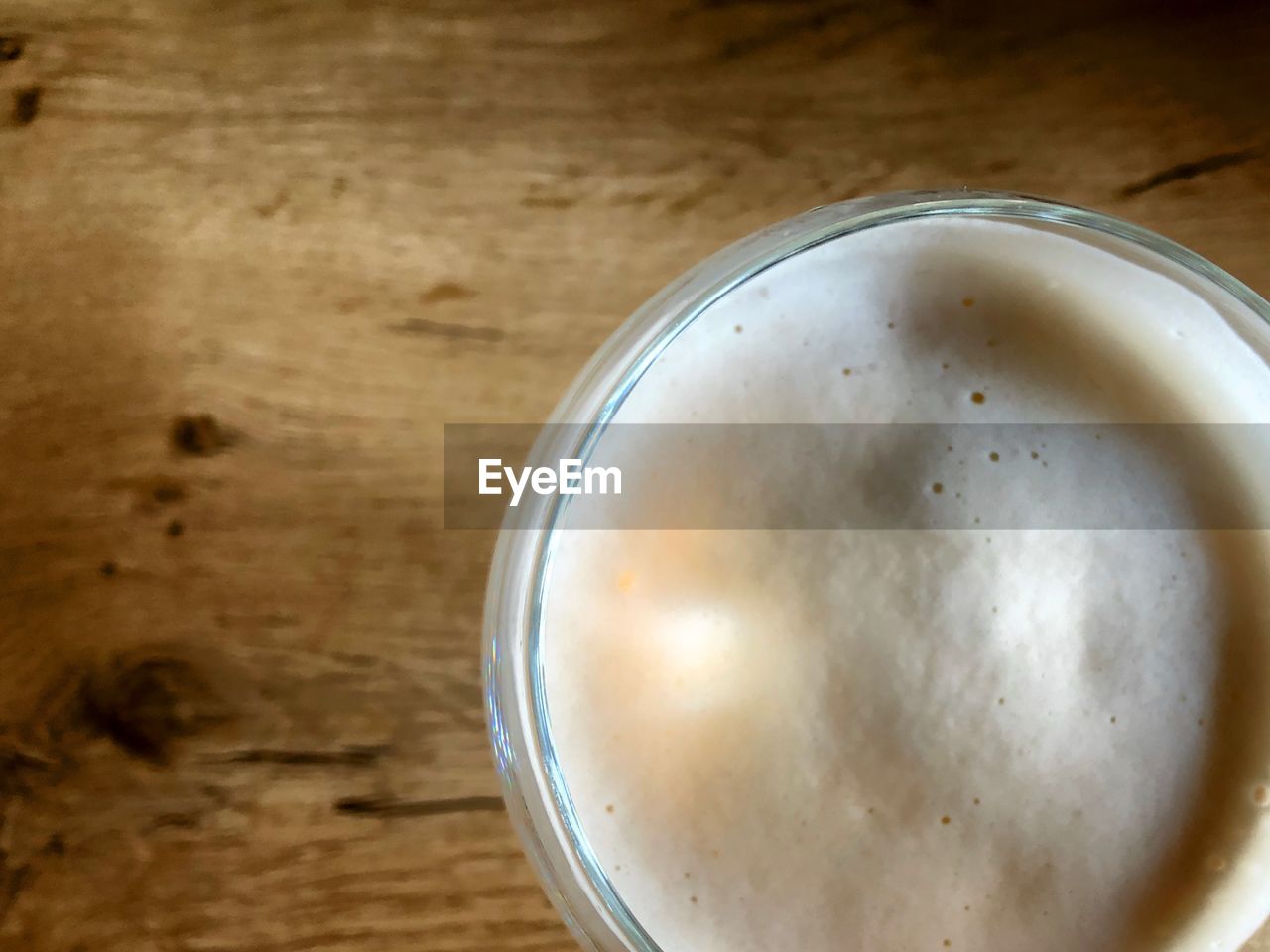 DIRECTLY ABOVE SHOT OF COFFEE IN GLASS ON TABLE