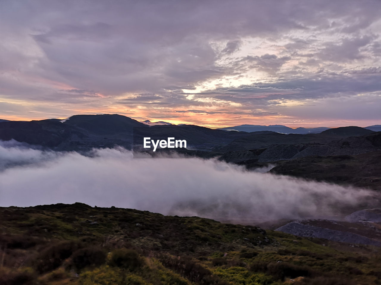 SCENIC VIEW OF MOUNTAINS AGAINST SKY AT SUNSET