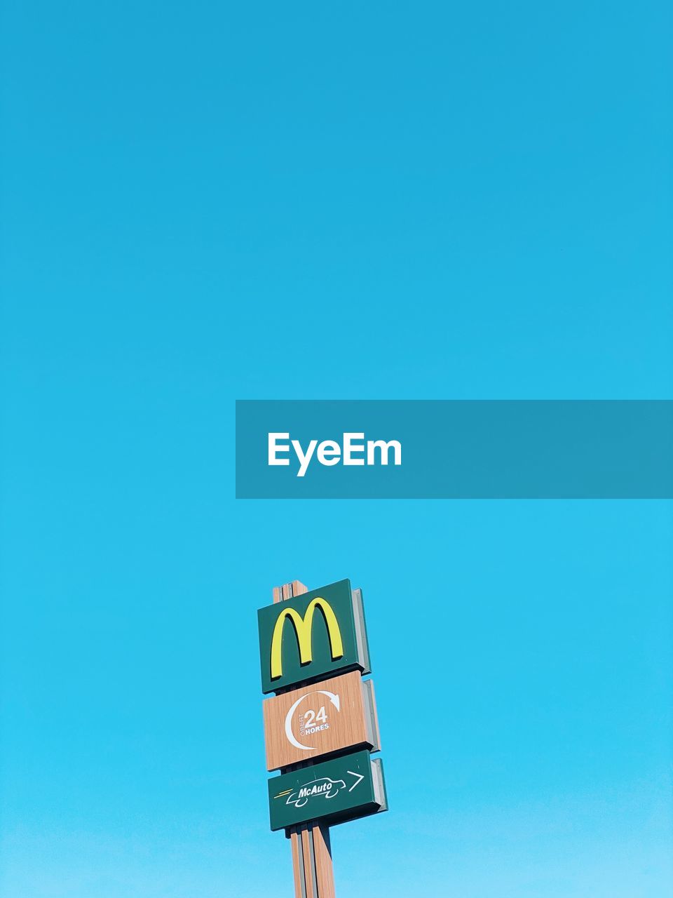 LOW ANGLE VIEW OF INFORMATION SIGN AGAINST BLUE SKY