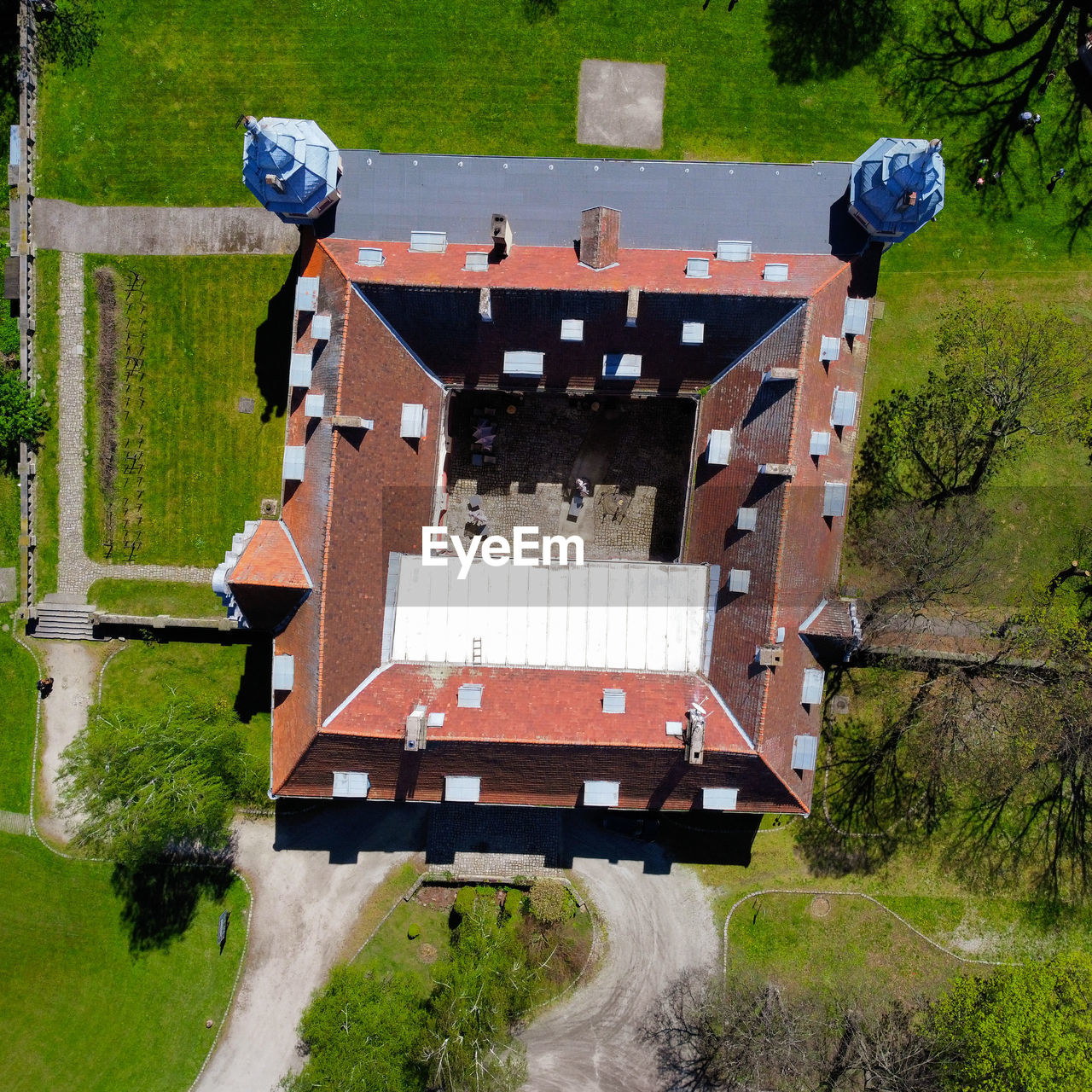 HIGH ANGLE VIEW OF HOUSES ON FIELD AGAINST TREES