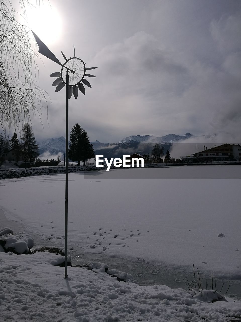 SCENIC VIEW OF FROZEN LAKE AGAINST SKY DURING WINTER