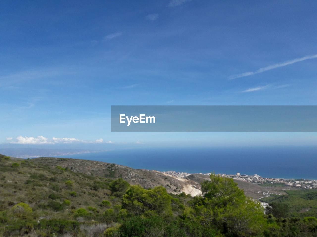 SCENIC VIEW OF SEA AND MOUNTAIN AGAINST SKY