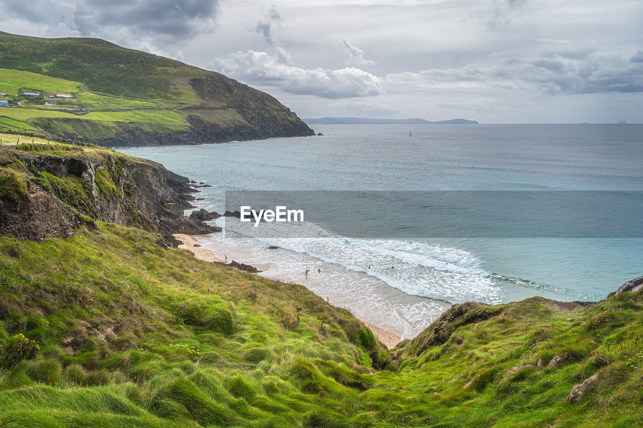 SCENIC VIEW OF SEA BY MOUNTAINS AGAINST SKY