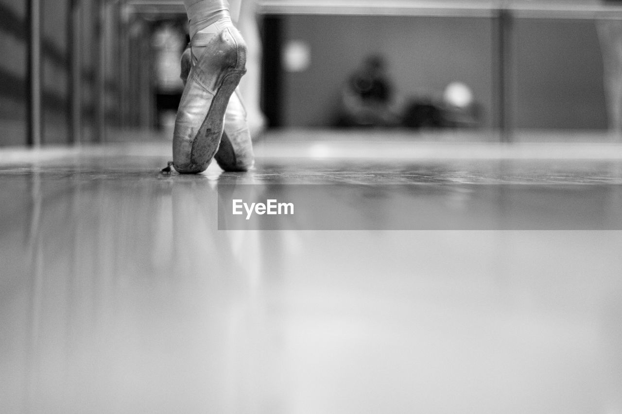 Low section of ballerina on tiptoe in dance studio