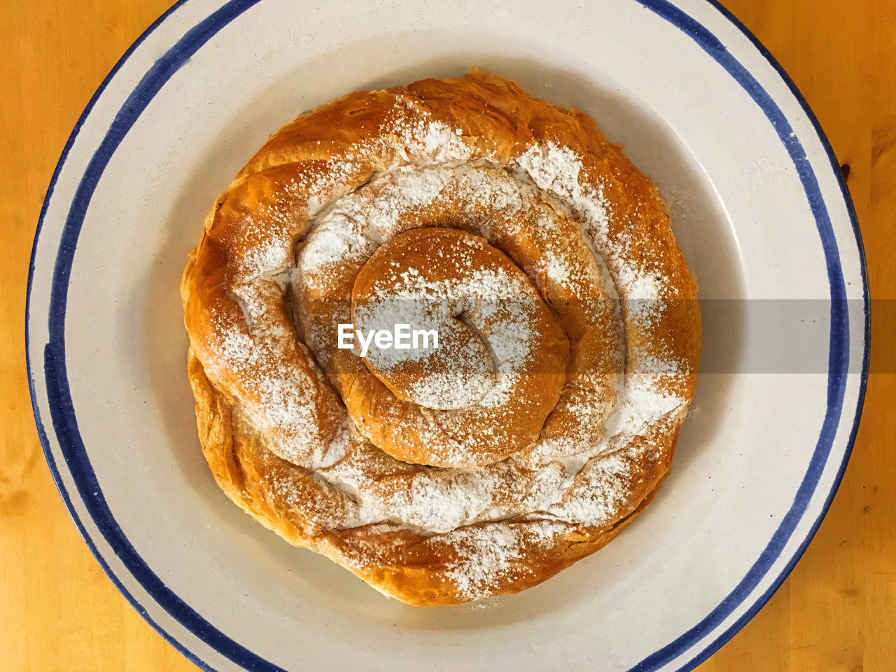 HIGH ANGLE VIEW OF DESSERT IN PLATE