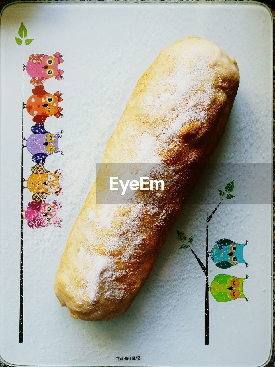 CLOSE-UP OF FRESH BREAD IN PLATE