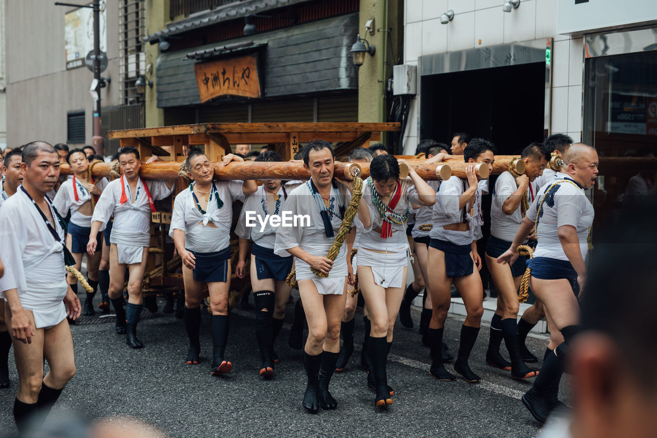 GROUP OF PEOPLE IN FRONT OF BUILDING