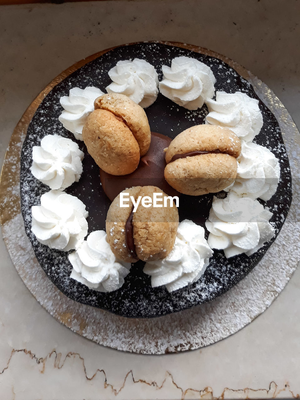 HIGH ANGLE VIEW OF CHOCOLATE CAKE IN PLATE