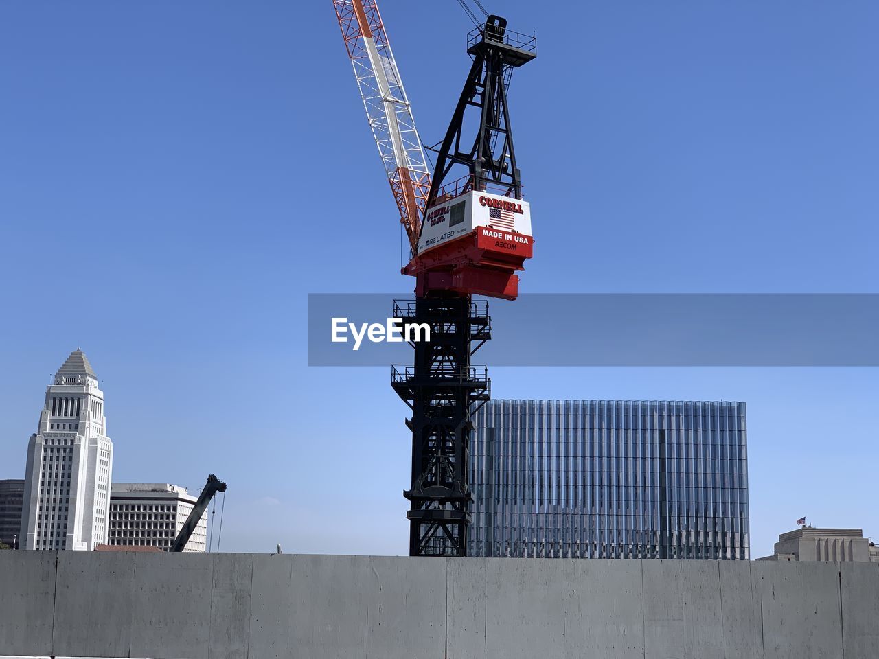 LOW ANGLE VIEW OF CRANE ON BUILDING AGAINST CLEAR SKY