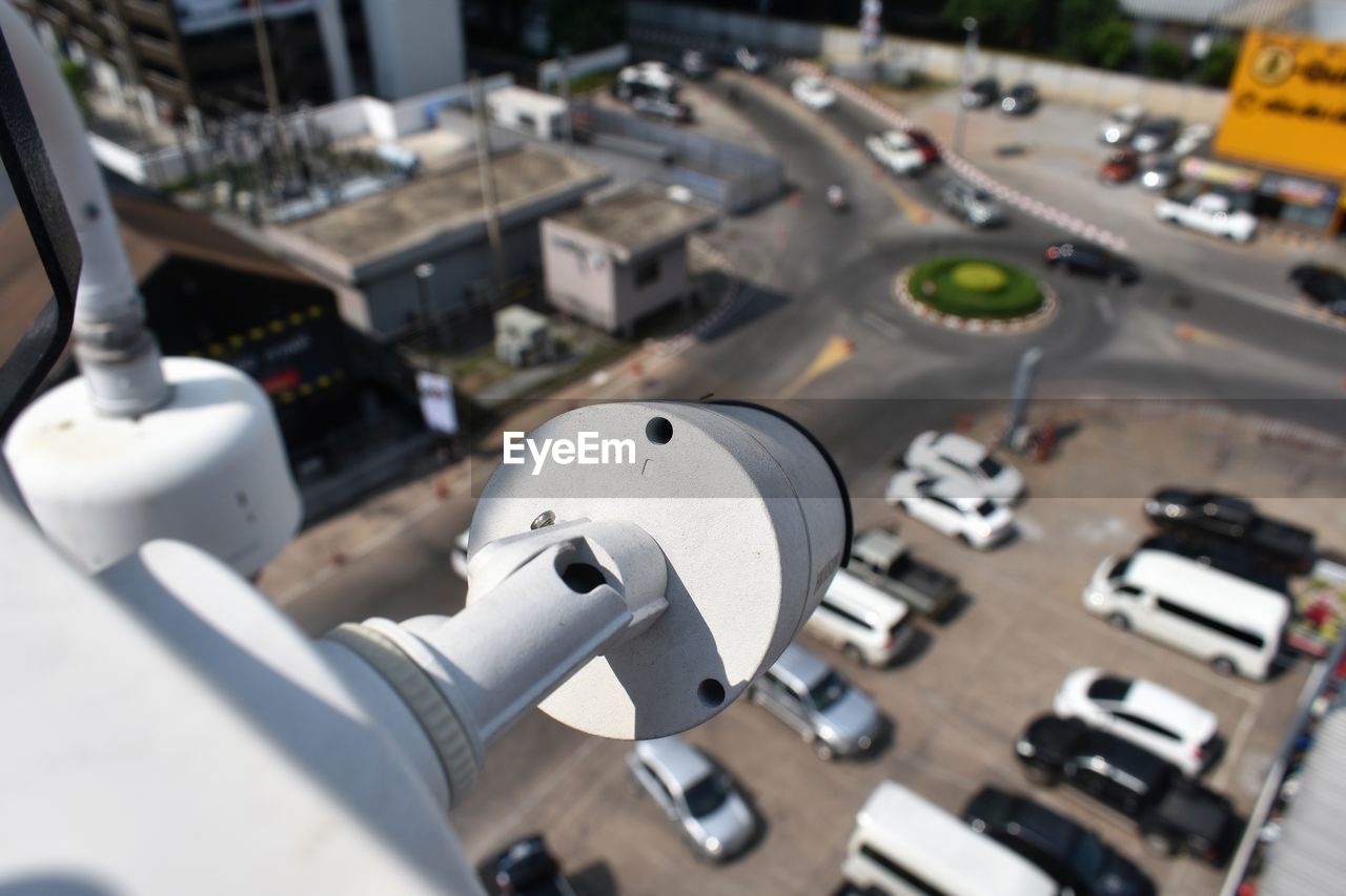 HIGH ANGLE VIEW OF VEHICLES ON ROAD