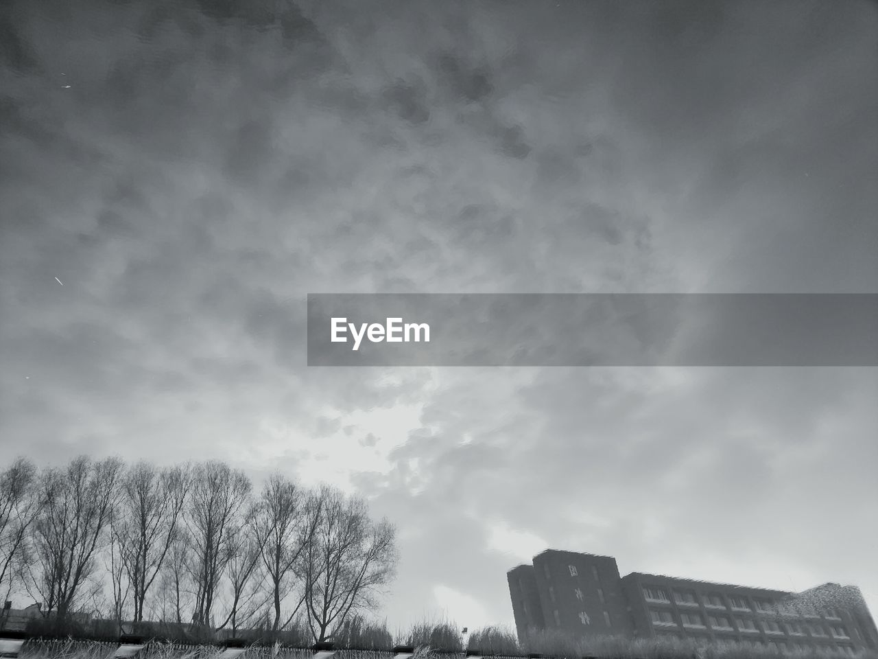 LOW ANGLE VIEW OF CITYSCAPE AGAINST SKY