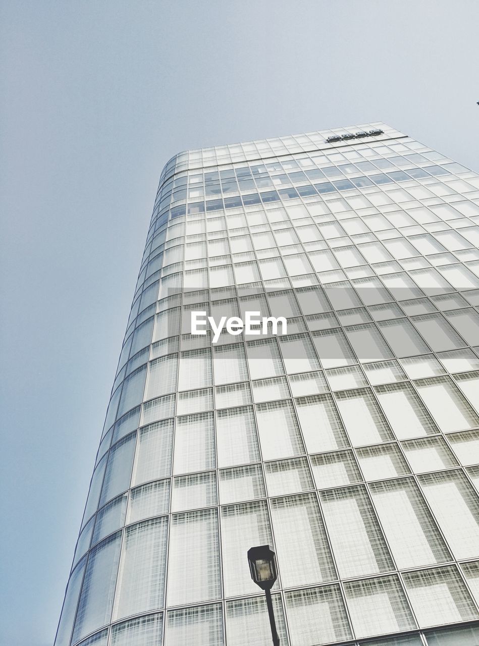 LOW ANGLE VIEW OF SKYSCRAPER AGAINST CLEAR SKY