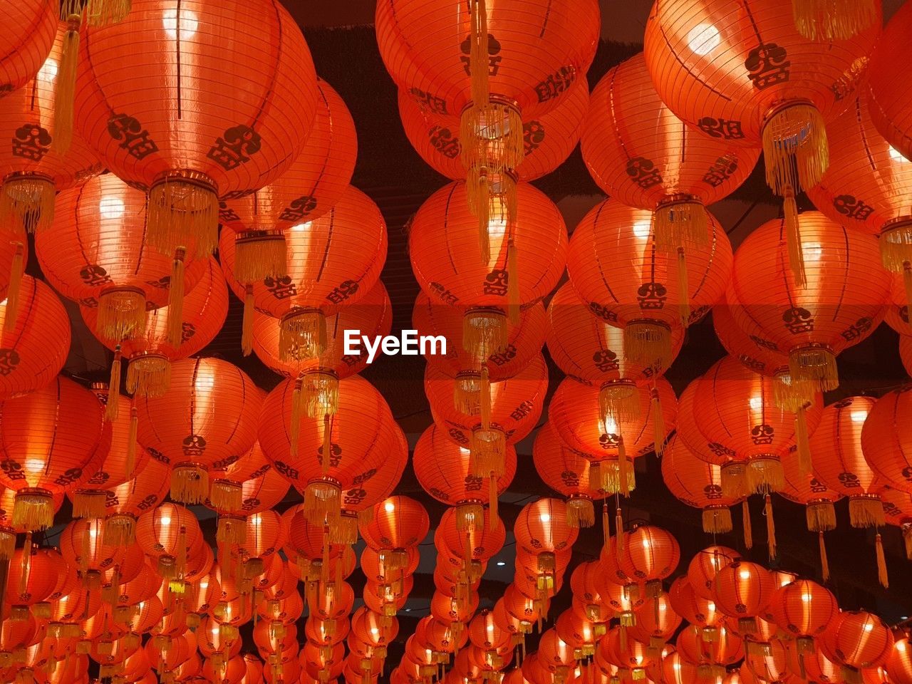 lantern, lighting equipment, chinese lantern, chinese lantern festival, chinese new year, hanging, festival, celebration, traditional festival, large group of objects, tradition, illuminated, event, decoration, repetition, in a row, red, holiday, no people, abundance, low angle view, night, orange, lighting, paper lantern