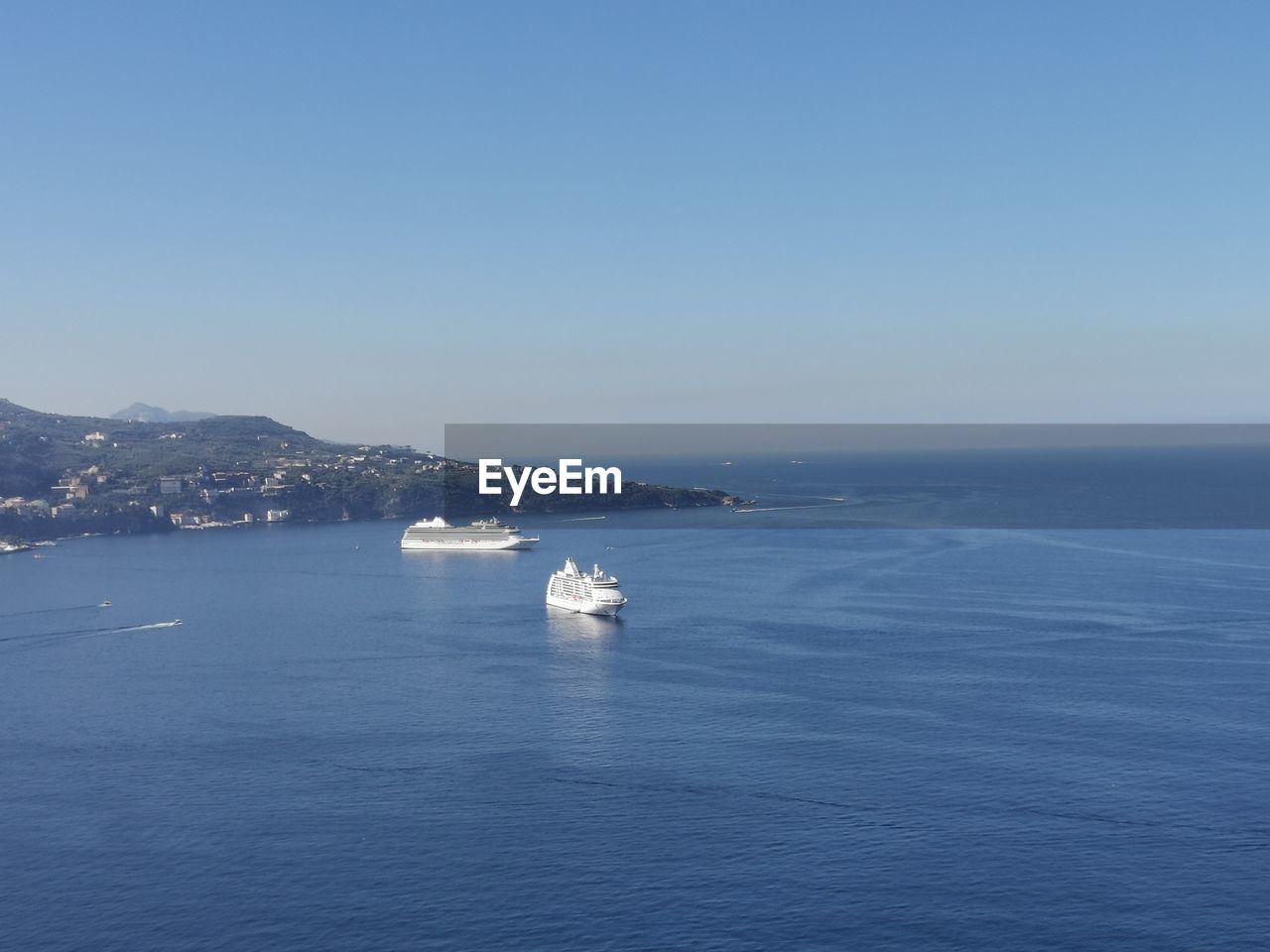 VIEW OF SEA AGAINST CLEAR SKY