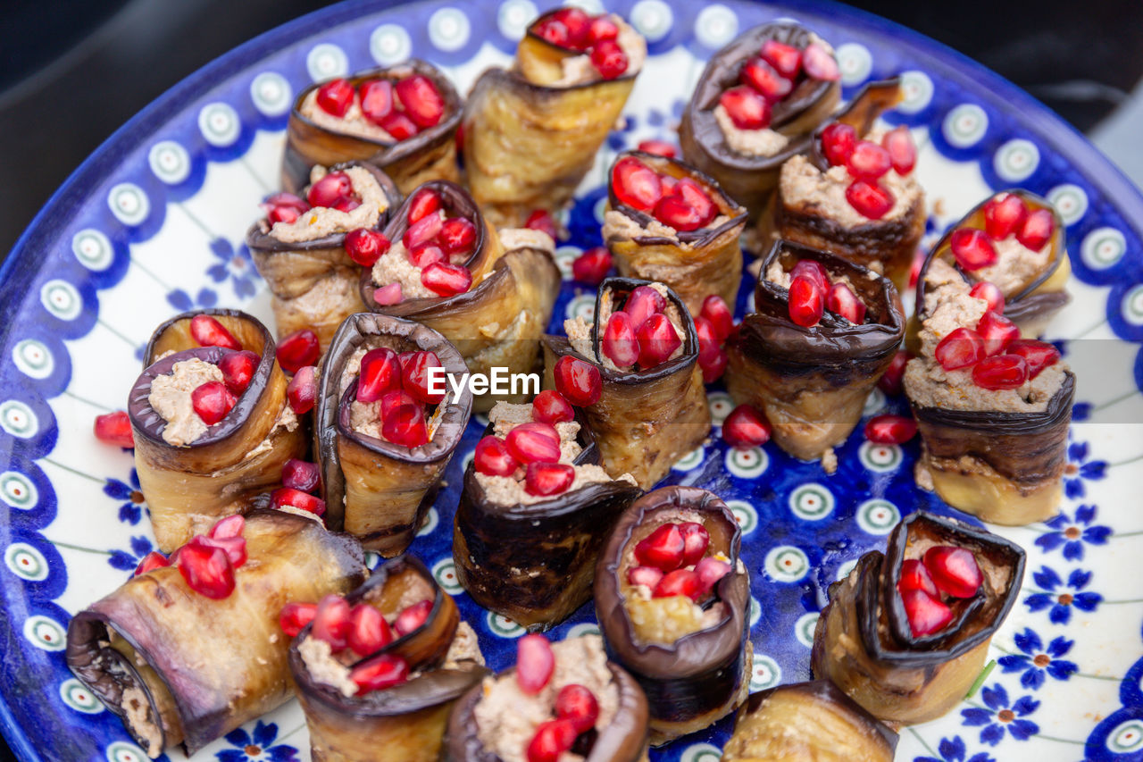 HIGH ANGLE VIEW OF FOOD ON PLATE