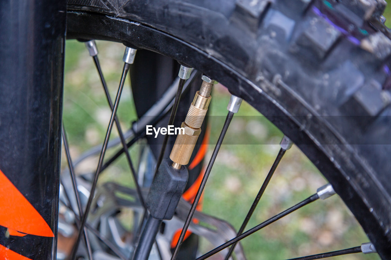 CLOSE-UP OF BICYCLE WHEEL WITH METAL GRATE