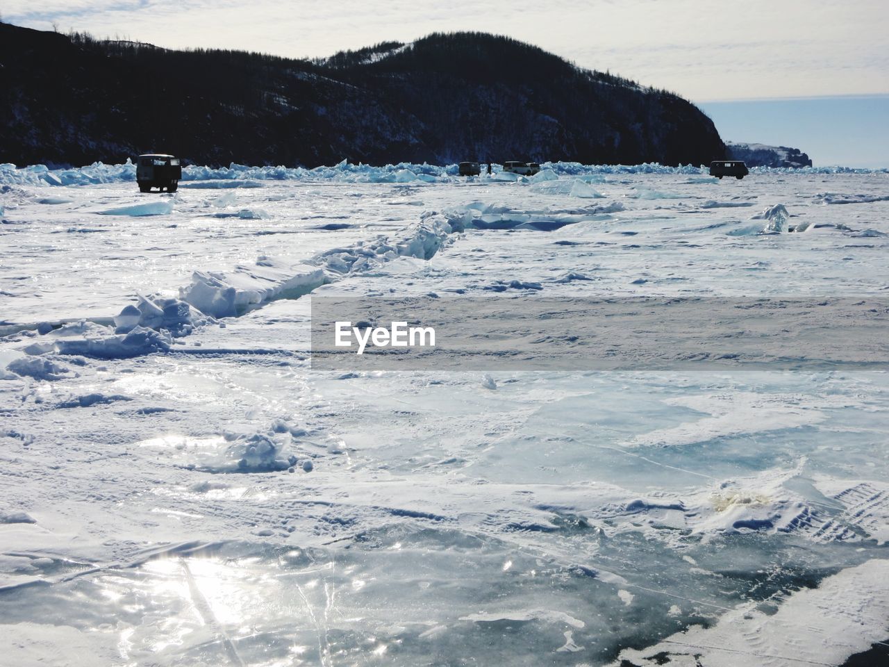 SCENIC VIEW OF SEA AGAINST SKY DURING WINTER