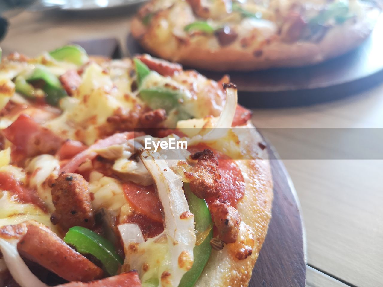 CLOSE-UP OF PIZZA IN PLATE ON TABLE