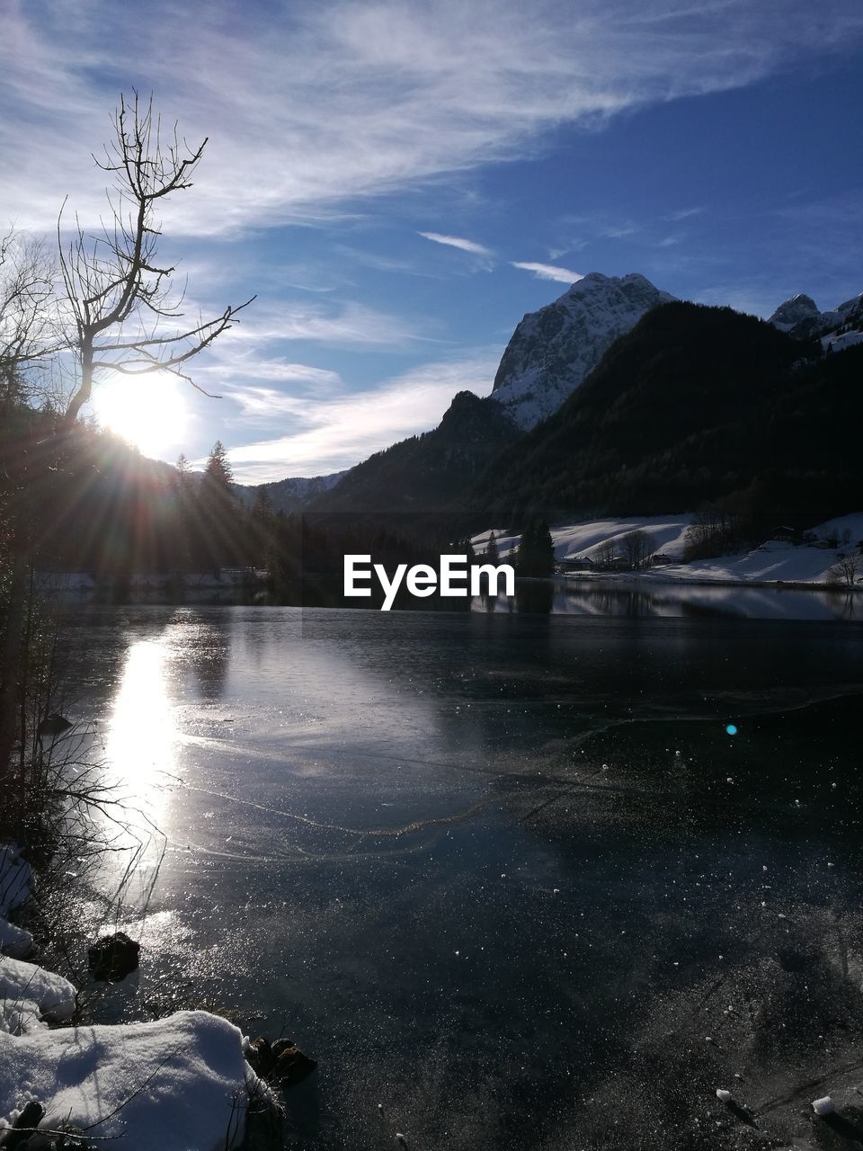 SCENIC VIEW OF LAKE BY MOUNTAINS AGAINST SKY